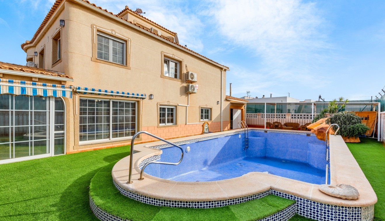 Sale - Chalet - Torrevieja