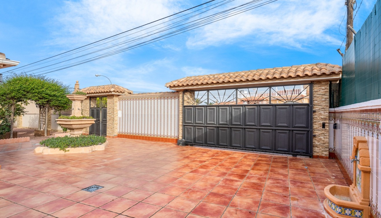 Sale - Chalet - Torrevieja