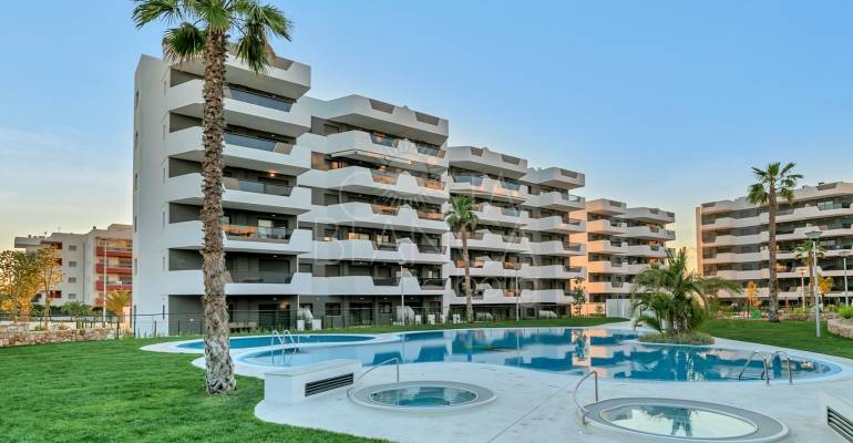 ​Visitez les plages exotiques de la Costa Blanca grâce à l'emplacement imbattable de nos maisons en vente à Arenales del Sol