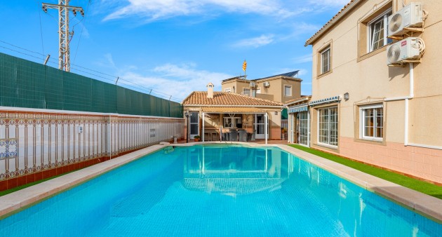 Venta - Chalet - Torrevieja