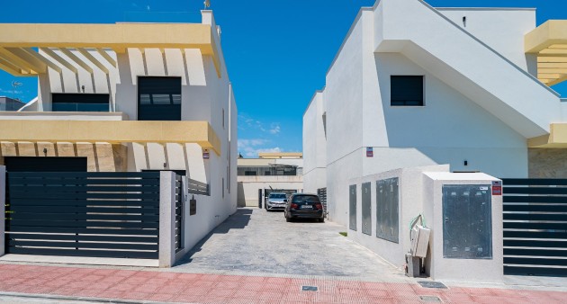 Venta - Chalet - Los Montesinos