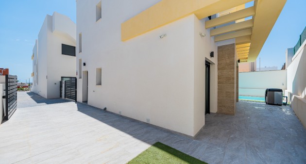 Venta - Chalet - Los Montesinos